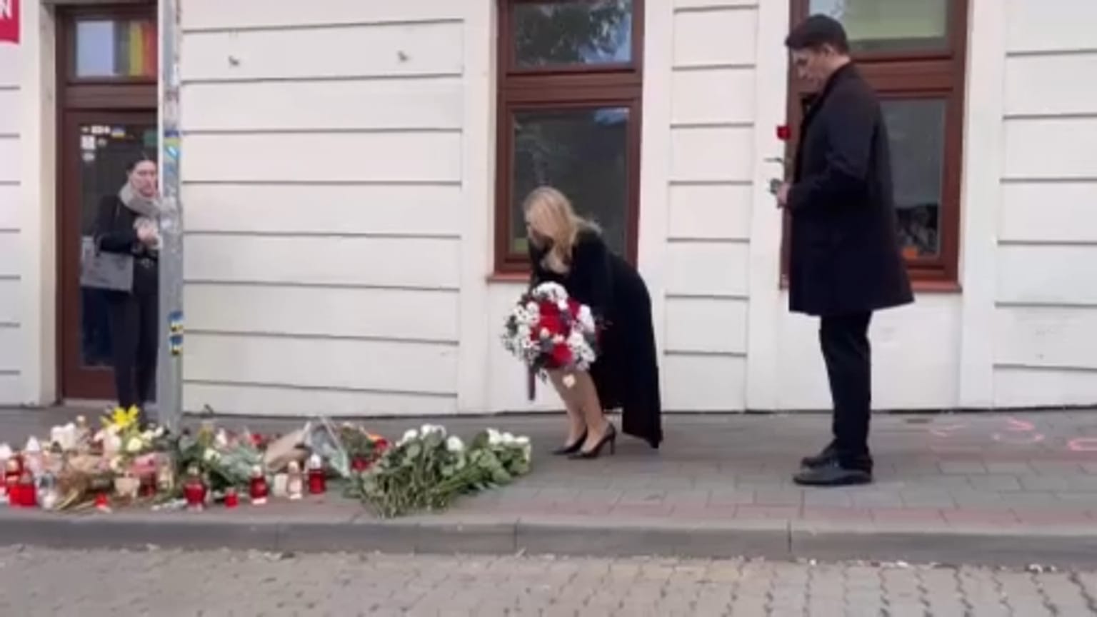 Zuzana Caputova a pozsonyi lövöldözés helyszínén helyez el virágokat