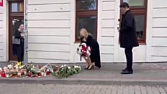 Zuzana Caputova a pozsonyi lövöldözés helyszínén helyez el virágokat