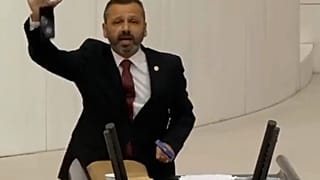 Muğla CHP Mİlletvekili Burak Erbay TBMM'de cep telefonunu çekiçke kırarak yeni yasa tasarısını protesto etti.