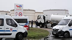 Бензовозы заполняют на терминале под охраной полиции