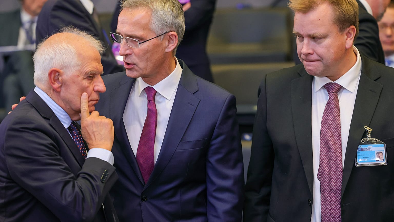 L'Alto rappresentante della politica estera UE, Josep Borrell, con il Segretario generale della NATO, Jens Stoltenberg