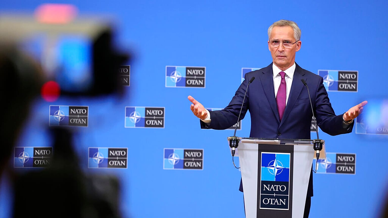 Jens Stoltenberg NATO-főtitkár a NATO védelmi minisztereinek találkozója után Brüsszelben