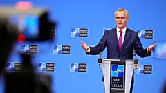 Jens Stoltenberg NATO-főtitkár a NATO védelmi minisztereinek találkozója után Brüsszelben