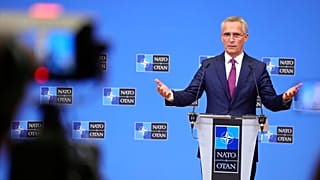 Jens Stoltenberg NATO-főtitkár a NATO védelmi minisztereinek találkozója után Brüsszelben