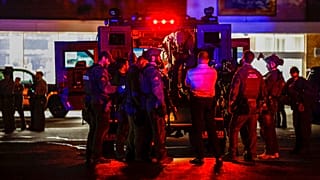 Mentősök és rendőrök a lövöldözés helyszínén, Raleigh-ben. 