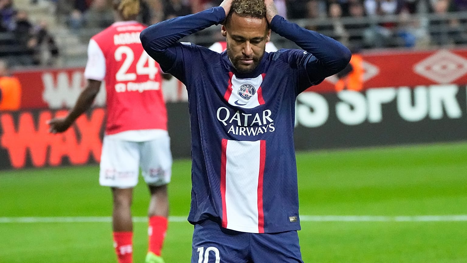 لاعب نادي باريس سان جيرمان البرازيلي نيمار