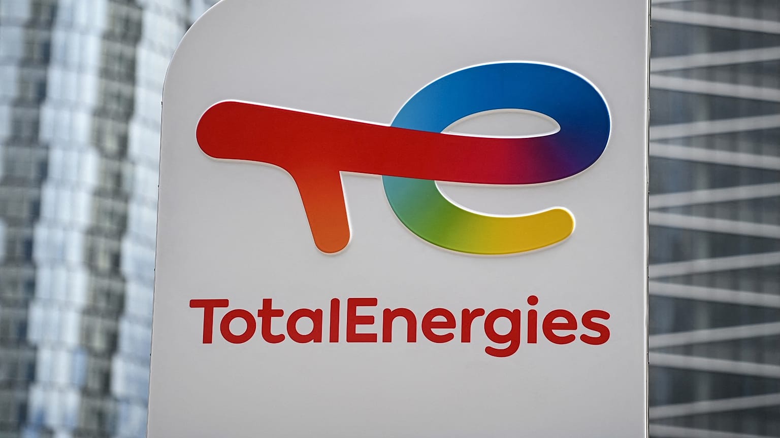 Archives : enseigne de TotalEnergies devant le siège de l'entreprise dans le quartier de la Défense, à l'ouest de Paris, le 28 mai 2021