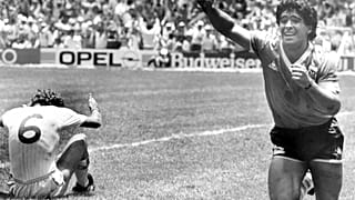 Diego Maradona 1986 Dünya Kupası'nda İngiltere'ye attığı ikinci golü kutlarken