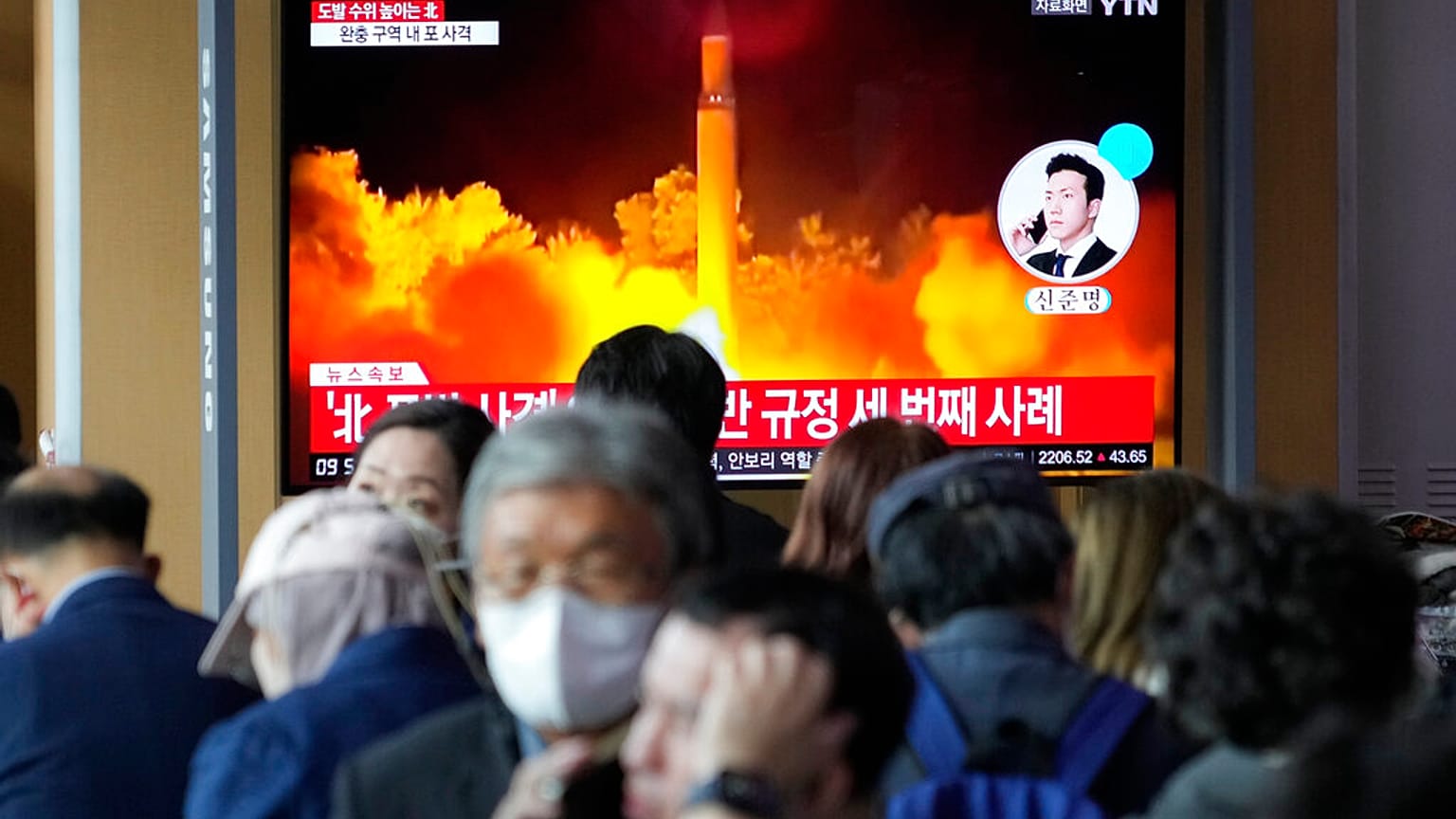 Kivetítő a szöuli vasútállomáson - a hírműsorban az észak-koreai rakéta kilövéséről számoltak be
