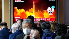 Kivetítő a szöuli vasútállomáson - a hírműsorban az észak-koreai rakéta kilövéséről számoltak be