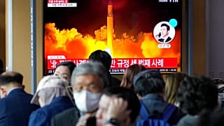 Kivetítő a szöuli vasútállomáson - a hírműsorban az észak-koreai rakéta kilövéséről számoltak be