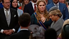 La princesa Amalia observa a su madre la reina Máxima en un acto oficial reciente.