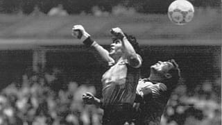 Diego Maradona à la lutte avec le gardien anglais Peter Shilton, le 22 juin 1986 à Mexico