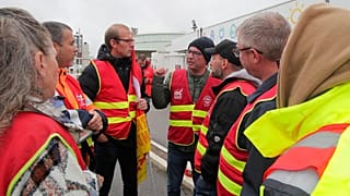 Απεργοί έξω από το διυλιστήριο της Δουνκέρκης όπου επιτάχθηκαν εργαζόμενοι