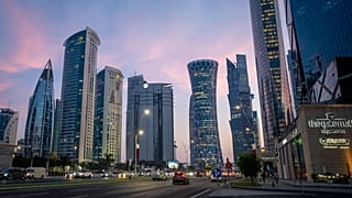 صورة لأحد الشوارع الرئيسة في العاصمة القطرية، الدوحة، 9 ديسمبر 2021.