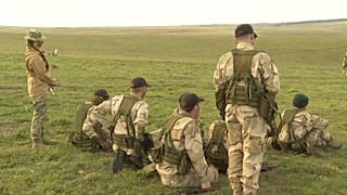 Des soldats en camp d'entraînement