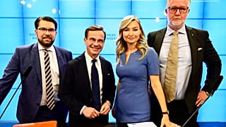 A leendő koalíciós pártok és a Svéd Demokraták vezetői pózolnak október 14-ei sajtótájékoztatójukon