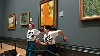 Deux militantes de l'association "Just Stop Oil" devant le tableau "Les Tournesols" de Vincent van Gogh à la National Gallery de Londres - 14.10.2022