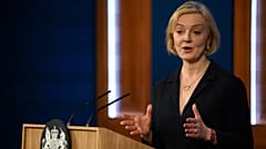 A brit pénzügyminiszter a növekvő nyomás ellenére közölte, marad a helyén