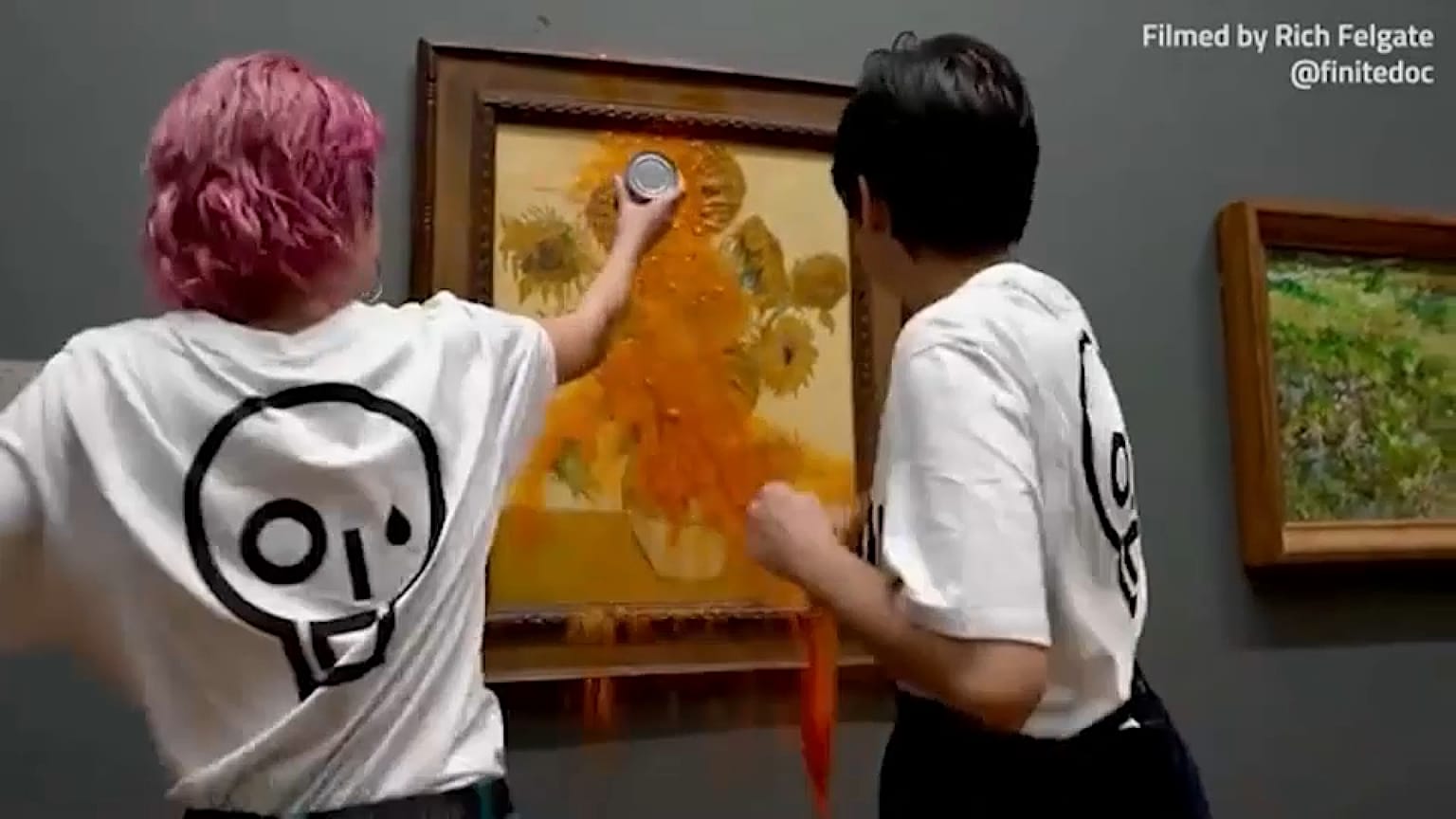 Activistas ecologistas lanzan sopa a un cuadro de Van Gogh