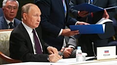 Le président russe Vladimir Poutine participe au sommet des dirigeants de la Communauté des États indépendants (CEI), à Astana, au Kazakhstan, le vendredi 14 octobre 2022.