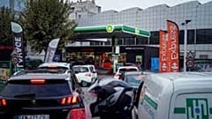Очередь за бензином на автозаправке в Париже
