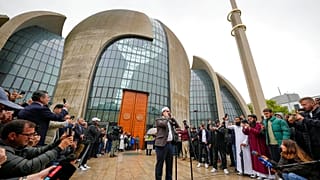 Viele kritisieren das in Deutschland: In Köln darf der Muezzin der DITIB-Moschee zum Gebet rufen.