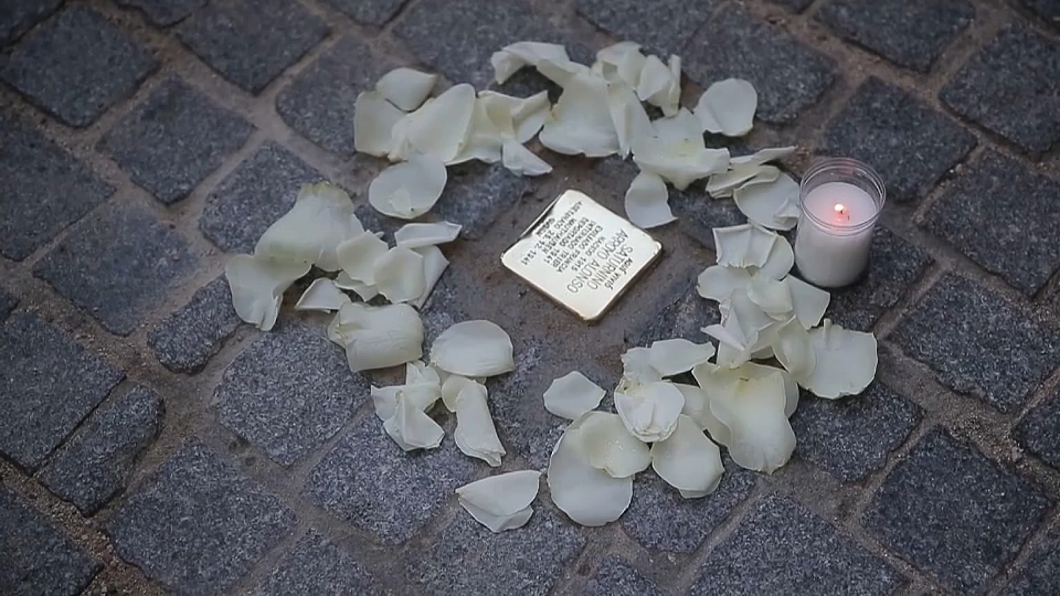 Baldosa dorada en homenaje a las víctimas del nazismo
