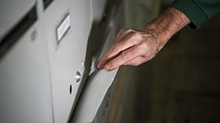 A kormány küldeményét kézbesíti egy postás Budapesten