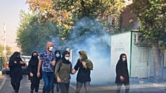  صورة حصلت عليها وكالة أسوشيتد برس من خارج إيران تظهر اطلاق الأمن الغاز المسيل للدموع لتفريق المتظاهرين أمام جامعة طهران، إيران- 1 أكتوبر 2022