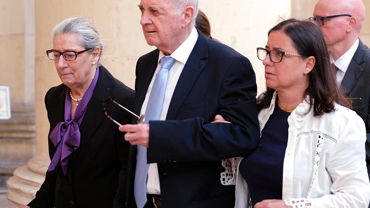 Οι γονείς και η αδελφή της δολοφονηθείσας δημοσιογράφου Ντάφνι Καρουάνα Γκαλιζία προσέρχονται στη δίκη