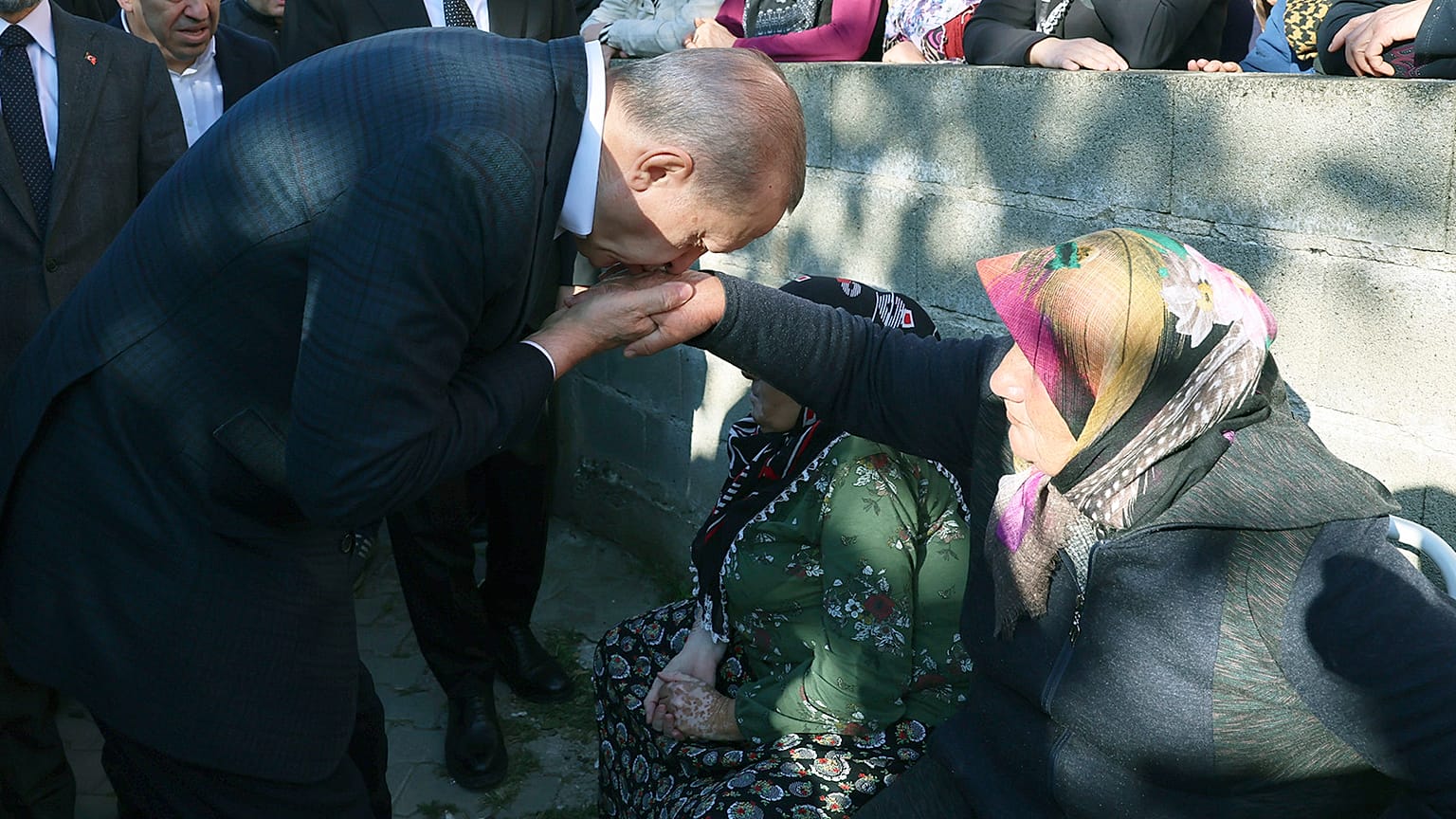 Turkey's President Recep Tayyip Erdogan kisses the hand of a miner's mother after the explosion in Amasra, 15 October 2022