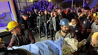 Bányászok viszik ki az egyik holttestet az amasrai bányából