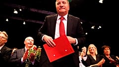 Der Schwede Stefan Löfven auf dem Parteitag in Berlin am 14. Oktober 2022, links neben ihm Sergei Stanishev, sein Vorgänger als SPE-Präsident. 