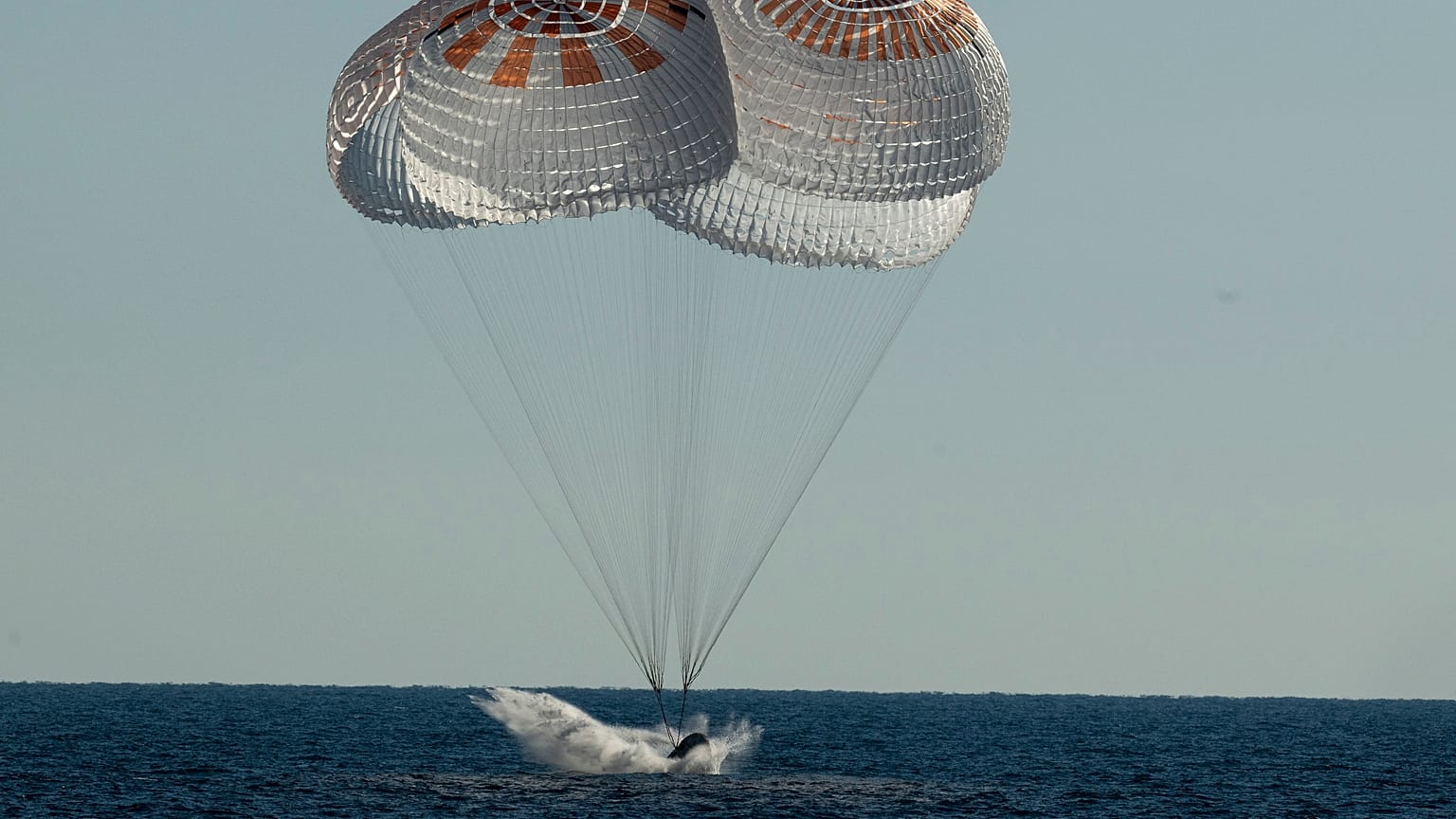 Капсула Crew Dragon с экипажем из четырёх астронавтов приводнилась у берегов США.