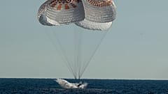 Капсула Crew Dragon с экипажем из четырёх астронавтов приводнилась у берегов США.