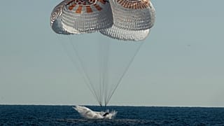 Капсула Crew Dragon с экипажем из четырёх астронавтов приводнилась у берегов США.