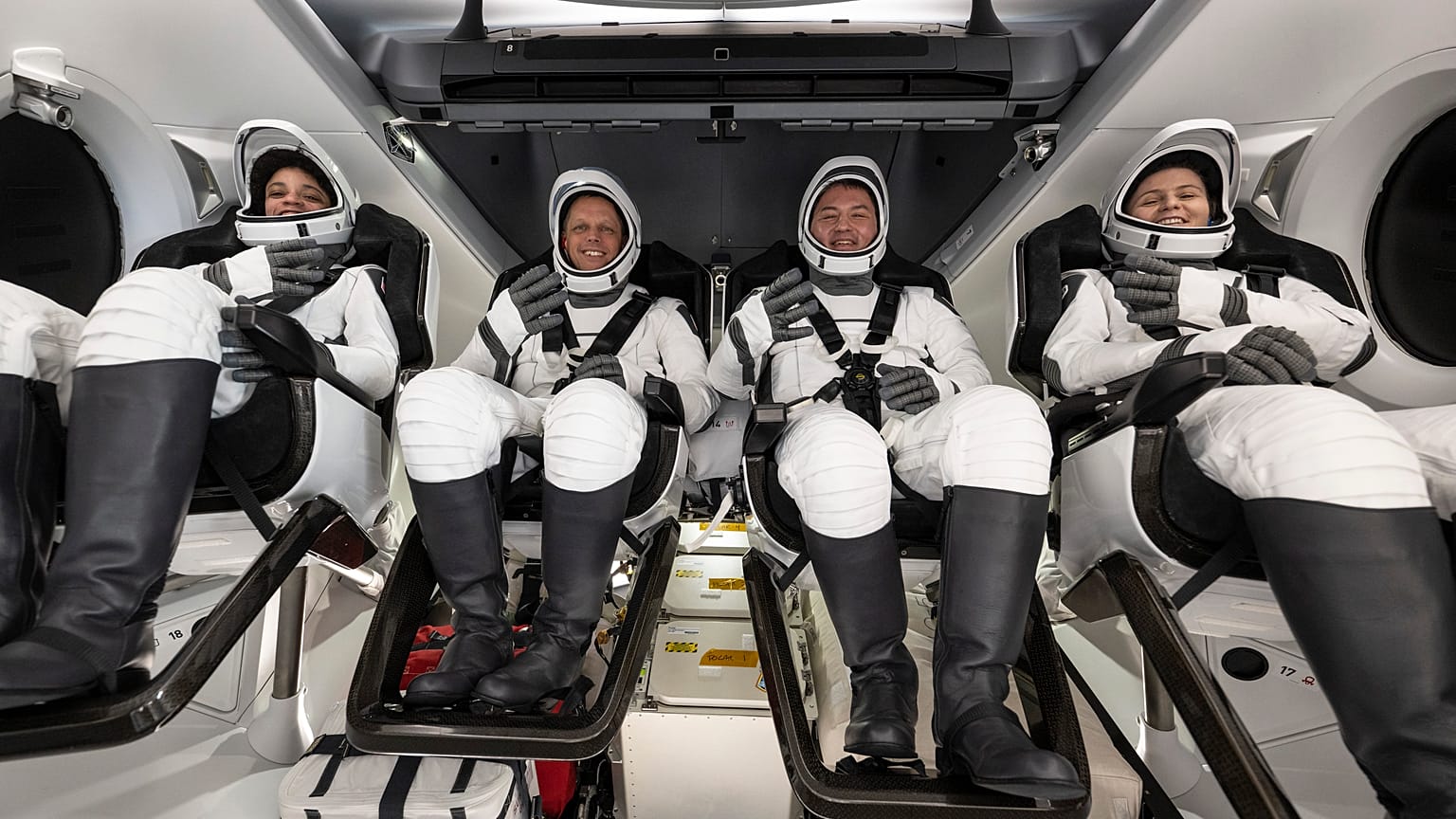 A bordo da cápsula estavam os  astronautas da NASA Bob Hines, Kiell Lindgren, Jessica Watkins e Samantha Cristoforetti