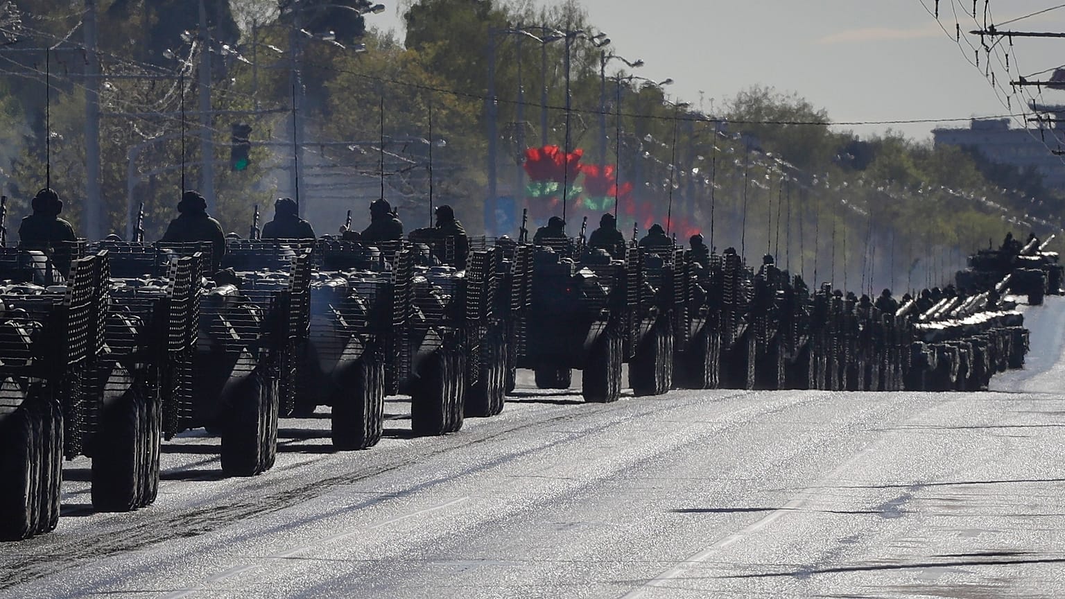 Des véhicules de l'armée bélarusse défilent,  vendredi 8 mai 2020