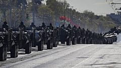 Des véhicules de l'armée bélarusse défilent,  vendredi 8 mai 2020