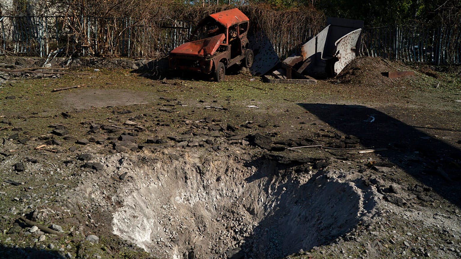 Coches dañados después de un ataque ruso en Zaporizhzhia, Ucrania, el sábado 15 de octubre de 2022