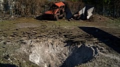 Coches dañados después de un ataque ruso en Zaporizhzhia, Ucrania, el sábado 15 de octubre de 2022