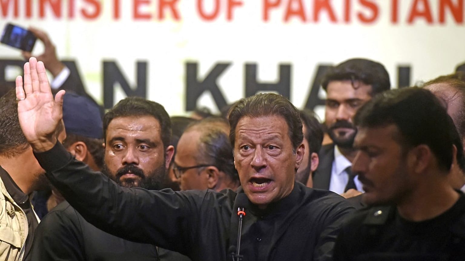 رئيس الوزراء الباكستاني السابق عمران خان (وسط) يتحدث في حدث لنقابة المحامين في كراتشي، 14 أكتوبر 2022.