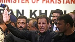 رئيس الوزراء الباكستاني السابق عمران خان (وسط) يتحدث في حدث لنقابة المحامين في كراتشي، 14 أكتوبر 2022.