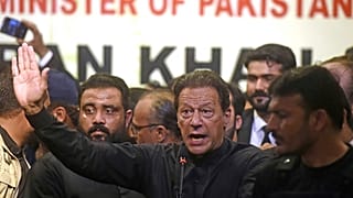 رئيس الوزراء الباكستاني السابق عمران خان (وسط) يتحدث في حدث لنقابة المحامين في كراتشي، 14 أكتوبر 2022.