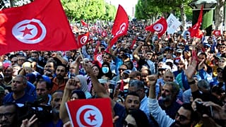 أنصار جبهة الخلاص الوطني التونسية في مسيرة احتجاجية على سياسة الرئيس قيس سعيد