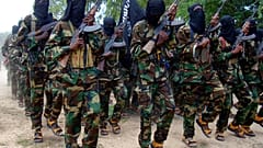 صورة من الارشيف- مقاتلو الشباب الإسلاميون المتشددون يقومون بمناورات عسكرية في حي سقاهولاها شمال مقديشو، الصومال.