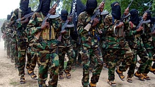 صورة من الارشيف- مقاتلو الشباب الإسلاميون المتشددون يقومون بمناورات عسكرية في حي سقاهولاها شمال مقديشو، الصومال.
