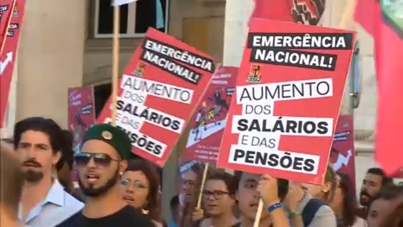 Manifestantes portugueses reclamando un aumento de sus salarios
