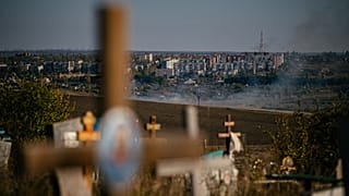 Дым в районе Бахмута, 15 октября 2022 года. До начала войны в городе проживали 70 тысяч человек.
